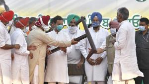 Congress leader Rahul Gandhi, chief minister of Punjab Capt Amarinder Singh and others senior Congress leaders during a public rally at Raikot village near Ludhiana, Punjab on Sunday.(Gurpreet Singh/HT Photo) Congress leader Rahul Gandhi, chief minister of Punjab Capt Amarinder Singh and others senior Congress leaders during a public rally at Raikot village near Ludhiana, Punjab on Sunday.(Gurpreet Singh/HT Photo)