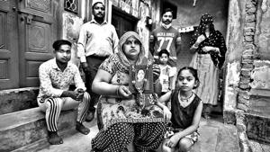 (From left) Family members Kanishk, Joginder, Arjun, Bunny, Varsha, and Megha flank Reena, who holds up a photograph of Tarawati in their Delhi home.(Raj K Raj/HT photo) (From left) Family members Kanishk, Joginder, Arjun, Bunny, Varsha, and Megha flank Reena, who holds up a photograph of Tarawati in their Delhi home.(Raj K Raj/HT photo)