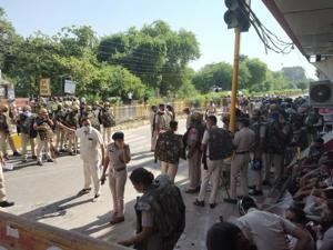 Security tightened near the houses of deputy chief minister Dushyant Chautala and power minister Ranjit Chautala in Sirsa on Tuesday.(HT Photo) Security tightened near the houses of deputy chief minister Dushyant Chautala and power minister Ranjit Chautala in Sirsa on Tuesday.(HT Photo)