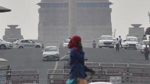 A mild haze seen over Vijay Chowk, in New Delhi.(Sanjeev Verma/HT PHOTO) A mild haze seen over Vijay Chowk, in New Delhi.(Sanjeev Verma/HT PHOTO)