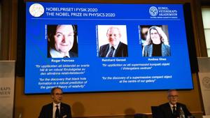 David Haviland, member of the Nobel Committee for Physics and Secretary General of the Royal Swedish Academy of Sciences Goran K. Hansson announce the winners of the 2020 Nobel Prize in Physics presented on the screen: Roger Penrose, Reinhard Genzel and Andrea Ghez during a news conference at the Royal Swedish Academy of Sciences, in Stockholm, Sweden October 6, 2020.(Reuters photo) David Haviland, member of the Nobel Committee for Physics and Secretary General of the Royal Swedish Academy of Sciences Goran K. Hansson announce the winners of the 2020 Nobel Prize in Physics presented on the screen: Roger Penrose, Reinhard Genzel and Andrea Ghez during a news conference at the Royal Swedish Academy of Sciences, in Stockholm, Sweden October 6, 2020.(Reuters photo)