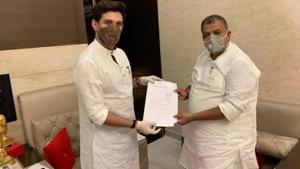 Lok Janshakti Party (LJP) leader Chirag Paswan welcomed his latest recruit Rajendra Singh(ANI photo) Lok Janshakti Party (LJP) leader Chirag Paswan welcomed his latest recruit Rajendra Singh(ANI photo)