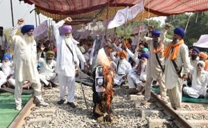 Farmers burn an effigy of Prime Minister Narendra Modi, Congress leader Rahul Gandhi and other leaders on the railway track at Devi Dasspura village in Amritsar on Tuesday.(Sameer Sehgal/HT) Farmers burn an effigy of Prime Minister Narendra Modi, Congress leader Rahul Gandhi and other leaders on the railway track at Devi Dasspura village in Amritsar on Tuesday.(Sameer Sehgal/HT)