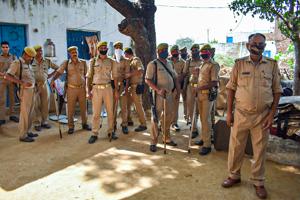 Four people headed to Hathras were taken into detention by UP Police in Mathura on suspicion that they were associated with PFI and CFI.(PTI Photo/Reprsentative) Four people headed to Hathras were taken into detention by UP Police in Mathura on suspicion that they were associated with PFI and CFI.(PTI Photo/Reprsentative)