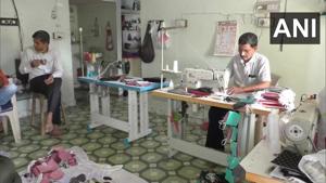“I collect leftover fabrics from the tailoring shops in the city, use them to make face masks, and give it to the people who can’t afford them,” said Hanuman Prajapat.(Twitter/@ANI) “I collect leftover fabrics from the tailoring shops in the city, use them to make face masks, and give it to the people who can’t afford them,” said Hanuman Prajapat.(Twitter/@ANI)