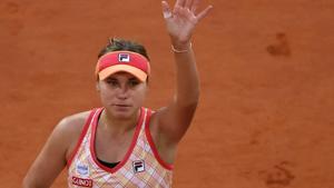 Tennis - French Open - Roland Garros, Paris, France - October 8, 2020 Sofia Kenin of the U.S. waves as she celebrates winning her semi final match against Czech Republic's Petra Kvitova(REUTERS) Tennis - French Open - Roland Garros, Paris, France - October 8, 2020 Sofia Kenin of the U.S. waves as she celebrates winning her semi final match against Czech Republic's Petra Kvitova(REUTERS)