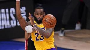 Los Angeles Lakers forward LeBron James passes against the Miami Heat during the second half in Game 4 of basketball's NBA Finals.(AP) Los Angeles Lakers forward LeBron James passes against the Miami Heat during the second half in Game 4 of basketball's NBA Finals.(AP)