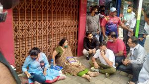 Marathi writer Shobha Deshpande stages a protest outside a jewellery shop in Colaba, Mumbai on Thursday, October 8, 2020.(HT Photo) Marathi writer Shobha Deshpande stages a protest outside a jewellery shop in Colaba, Mumbai on Thursday, October 8, 2020.(HT Photo)