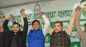 National President of the Vikasheel Insaan Party (VIP) Mukesh Sahni raises hands with RJD's leader Tejashwi Yadav and Rashtriya Lok Samta Party (RLSP) leader Upendra Kushwaha after joining the grand alliance during a press conference in Patna on December 23, 2018.(PTI)