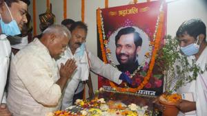HAM-S chief Jitan Ram Manjhi pays tribute to the mortal remains of Union Minister and Lok Janshakti Party (LJP) leader Ram Vilas Paswan, who passed away on Thursday evening.(PTI Photo) HAM-S chief Jitan Ram Manjhi pays tribute to the mortal remains of Union Minister and Lok Janshakti Party (LJP) leader Ram Vilas Paswan, who passed away on Thursday evening.(PTI Photo)