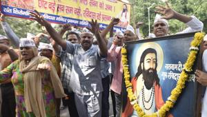 Devotees of Guru Ravidas hold his portrait and sing bhajans during a protest to demand the reconstruction of Guru Ravidas Temple at Tughlakabad and release Bhim Army activists, at Jantar Mantar, in New Delhi.(Sonu Mehta/HT PHOTO) Devotees of Guru Ravidas hold his portrait and sing bhajans during a protest to demand the reconstruction of Guru Ravidas Temple at Tughlakabad and release Bhim Army activists, at Jantar Mantar, in New Delhi.(Sonu Mehta/HT PHOTO)