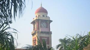 This iconic tower clock at Allahabad university has not been functioning for the last 20 years.(HT Photo) This iconic tower clock at Allahabad university has not been functioning for the last 20 years.(HT Photo)