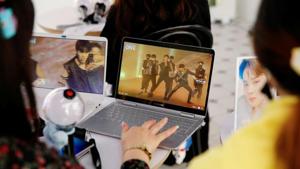 Fans of K-pop idol boy band BTS watch a live streaming online concert, wearing a protective masks to avoid the spread of the coronavirus disease (COVID-19), at a cafe in Seoul, South Korea October 10, 2020.(REUTERS) Fans of K-pop idol boy band BTS watch a live streaming online concert, wearing a protective masks to avoid the spread of the coronavirus disease (COVID-19), at a cafe in Seoul, South Korea October 10, 2020.(REUTERS)