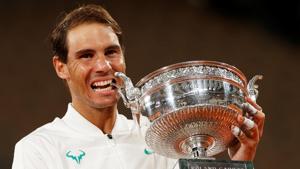 Spain’s Rafael Nadal celebrates with the trophy after winning the French Open final against Serbia’s Novak Djokovic.(REUTERS) Spain’s Rafael Nadal celebrates with the trophy after winning the French Open final against Serbia’s Novak Djokovic.(REUTERS)