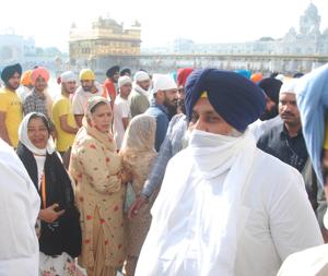 Shiromani Akali Dal president Sukhbir Singh Badal at the Golden Temple in Amritsar on Sunday.(Sameer Sehgal/) Shiromani Akali Dal president Sukhbir Singh Badal at the Golden Temple in Amritsar on Sunday.(Sameer Sehgal/)