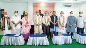 Chief Minister N Biren Singh and president S Tikendra of the BJP Manipur led party leaders including MPs and ministers to felicitate the three prominent leaders and a lady social worker at the Durbar Hall of the CM’s bungalow in Imphal on Monday.(TWITTER/@NBirenSingh.) Chief Minister N Biren Singh and president S Tikendra of the BJP Manipur led party leaders including MPs and ministers to felicitate the three prominent leaders and a lady social worker at the Durbar Hall of the CM’s bungalow in Imphal on Monday.(TWITTER/@NBirenSingh.)