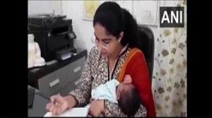Saumya Pandey with her daughter.(Twitter/@ANI) Saumya Pandey with her daughter.(Twitter/@ANI)