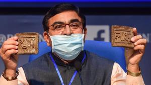 Rashtriya Kamdhenu Aayog chairman Vallabhbhai Kathiria shows cow dung-based Diwali articles to media personnel at Kamdhenu Deepawali Abhiyan, in New Delhi on October 12.(PTI) Rashtriya Kamdhenu Aayog chairman Vallabhbhai Kathiria shows cow dung-based Diwali articles to media personnel at Kamdhenu Deepawali Abhiyan, in New Delhi on October 12.(PTI)