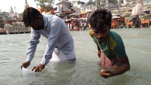 Coin pickers at work at Har-Ki-Pauri in Haridwar on Wednesday.(Rameshwar Gaur/HT photo) Coin pickers at work at Har-Ki-Pauri in Haridwar on Wednesday.(Rameshwar Gaur/HT photo)