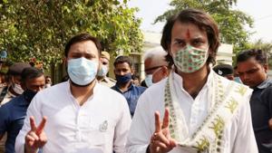 RJD candidate Tej Pratap flashes victory sign along with his brother and party leader Tejaswi Yadav after filing his nomination papers from Hasanpur assembly seat ahead of the Bihar Assembly polls, in Samastipur district.(PTI) RJD candidate Tej Pratap flashes victory sign along with his brother and party leader Tejaswi Yadav after filing his nomination papers from Hasanpur assembly seat ahead of the Bihar Assembly polls, in Samastipur district.(PTI)