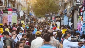 A rush of people during the weekend at Sarojini Nagar Market in New Delhi.(Amal KS/HT PHOTO) A rush of people during the weekend at Sarojini Nagar Market in New Delhi.(Amal KS/HT PHOTO)