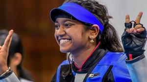 File photo is seen Indian shooter Elavenil Valarivan flashes a victory sign.(PTI) File photo is seen Indian shooter Elavenil Valarivan flashes a victory sign.(PTI)