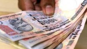 A customer deposits cash at a bank in Mumbai in this file photo.(AFP Photo) A customer deposits cash at a bank in Mumbai in this file photo.(AFP Photo)