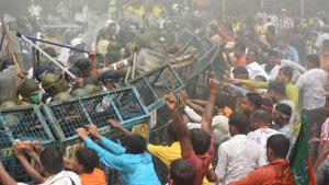 Bharatiya Janata Party supporters try to break police barricades during the Nabanna Chalo march in front of Howrah Bridge in Kolkata on October 8.(HT Photo) Bharatiya Janata Party supporters try to break police barricades during the Nabanna Chalo march in front of Howrah Bridge in Kolkata on October 8.(HT Photo)
