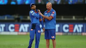 IPL 2020: Delhi Capitals captain Shreyas Iyer gets his shoulder checked by the team physio.(IPL/Twitter) IPL 2020: Delhi Capitals captain Shreyas Iyer gets his shoulder checked by the team physio.(IPL/Twitter)