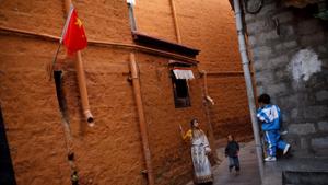 A woman in traditional clothes poses during a photoshoot as a boy watches in an alley in the old city of Lhasa, during a government organised tour of the Tibet Autonomous Region, China.(Reuters) A woman in traditional clothes poses during a photoshoot as a boy watches in an alley in the old city of Lhasa, during a government organised tour of the Tibet Autonomous Region, China.(Reuters)