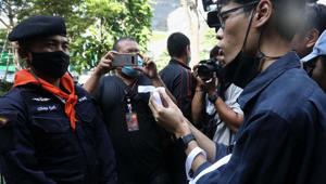 A protester shows a white ribbon as a symbol of peace to a police officer during anti-government protests in Bangkok, Thailand (REUTERS/Soe Zeya Tun) A protester shows a white ribbon as a symbol of peace to a police officer during anti-government protests in Bangkok, Thailand (REUTERS/Soe Zeya Tun)