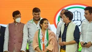 Subhashini Raj Rao (Centre), daughter of Loktantrik Janata Dal chief Sharad Yadav, joins Congress in New Delhi on October 14, 2020.(PTI Photo) Subhashini Raj Rao (Centre), daughter of Loktantrik Janata Dal chief Sharad Yadav, joins Congress in New Delhi on October 14, 2020.(PTI Photo)