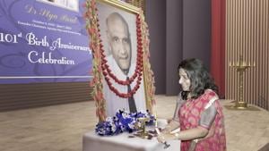 Mrs Sushma Paul Berlia paying tribute to Dr Stya Paul(Apeejay Stya Group) Mrs Sushma Paul Berlia paying tribute to Dr Stya Paul(Apeejay Stya Group)