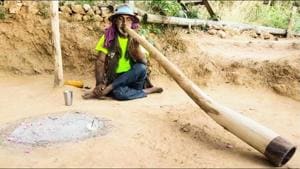 Late Mukesh Dhiman playing Didgeridoo at his residence in Rishikesh.(HT Photo) Late Mukesh Dhiman playing Didgeridoo at his residence in Rishikesh.(HT Photo)