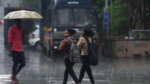 People deal with rain at Parel in Mumbai, Maharashtra.(Satish Bate/HT Photo) People deal with rain at Parel in Mumbai, Maharashtra.(Satish Bate/HT Photo)