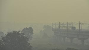 A metro train can be seen through a haze in New Delhi on Thursday.(PTI) A metro train can be seen through a haze in New Delhi on Thursday.(PTI)