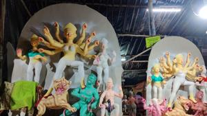 In the absence of pandals, smaller idols are made on order for Durga Pujo celebrations in the Capital.(Photo: Etti Bali/HT) In the absence of pandals, smaller idols are made on order for Durga Pujo celebrations in the Capital.(Photo: Etti Bali/HT)