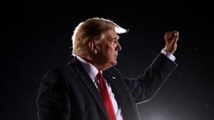 US President Donald Trump makes a fist during a campaign rally at Middle Georgia Regional Airport in Macon, Georgia, US on October 16, 2020.(Reuters Photo) US President Donald Trump makes a fist during a campaign rally at Middle Georgia Regional Airport in Macon, Georgia, US on October 16, 2020.(Reuters Photo)