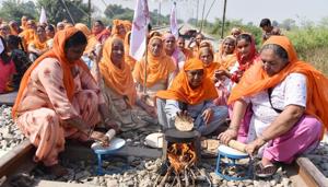 Women making chapatis on traditional stoves on railway track as part of the 'Rail Roko' protest against the new agriculture laws at Devi Dass Pura in Amritsar on Saturday.(Sameer Sehgal/HT) Women making chapatis on traditional stoves on railway track as part of the 'Rail Roko' protest against the new agriculture laws at Devi Dass Pura in Amritsar on Saturday.(Sameer Sehgal/HT)