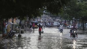 Commuters wade through receding floodwaters after heavy rainfall in Hyderabad on Ocotber 15, 2020.(AP Photo) Commuters wade through receding floodwaters after heavy rainfall in Hyderabad on Ocotber 15, 2020.(AP Photo)