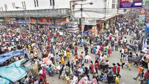 People shopping ahead of Durga Puja, New Market area, Kolkata, October 11.(PTI) People shopping ahead of Durga Puja, New Market area, Kolkata, October 11.(PTI)