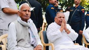 Darshan Singh Yadv, Saifai village pradhan with SP founder president Mulayam Singh Yadav in Saifai.(/Picture courtesy- Sughar Singh, Saifai) Darshan Singh Yadv, Saifai village pradhan with SP founder president Mulayam Singh Yadav in Saifai.(/Picture courtesy- Sughar Singh, Saifai)