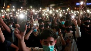 Pro-democracy protesters shine their mobile phone lights during an anti-government protest, in Bangkok, Thailand.(REUTERS) Pro-democracy protesters shine their mobile phone lights during an anti-government protest, in Bangkok, Thailand.(REUTERS)
