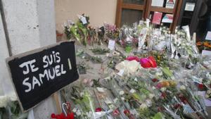 A poster reading "I am Samuel" and flowers lay outside the school where slain history teacher Samuel Paty was working in Conflans-Sainte-Honorine, northwest of Paris.(AP) A poster reading "I am Samuel" and flowers lay outside the school where slain history teacher Samuel Paty was working in Conflans-Sainte-Honorine, northwest of Paris.(AP)