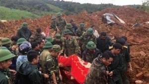 This picture taken on October 18, 2020 and released by the Vietnam News Agency on October 18, 2020 shows military personnel carrying a body recovered from the site of a landslide in central Vietnam's Quang Tri province. (Photo by STR / Vietnam News Agency / AFP)(AFP) This picture taken on October 18, 2020 and released by the Vietnam News Agency on October 18, 2020 shows military personnel carrying a body recovered from the site of a landslide in central Vietnam's Quang Tri province. (Photo by STR / Vietnam News Agency / AFP)(AFP)