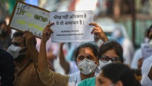 Resident doctors and nurses of Hindu Rao Hospital at a protest earlier this month against the Delhi Government and MCD for non-payment of salaries.(/HT PHOTO) Resident doctors and nurses of Hindu Rao Hospital at a protest earlier this month against the Delhi Government and MCD for non-payment of salaries.(/HT PHOTO)
