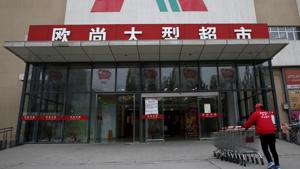 Employee carries shopping carts into Sun Art Retail Group's Auchan hypermarket store in Beijing. Representational image.(REUTERS) Employee carries shopping carts into Sun Art Retail Group's Auchan hypermarket store in Beijing. Representational image.(REUTERS)
