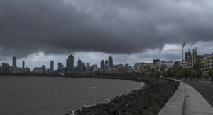 Dark rain clouds over the skyline seen from Marine Drive in Mumbai.(Pratik Chorge/HT PHOTO) Dark rain clouds over the skyline seen from Marine Drive in Mumbai.(Pratik Chorge/HT PHOTO)