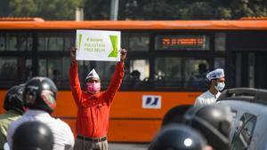 An Aam Aadmi Party (AAP) worker holding poster urges people to turn off the engines of their vehicles while waiting at traffic signals, during a 'Red Light on, Gaadi Off' campaign launched by Delhi CM Arvind Kejriwal last week to tackle air pollution, near Rajendra Place, in New Delhi on Monday, October 19, 2020.(Amal KS/HT PHOTO) An Aam Aadmi Party (AAP) worker holding poster urges people to turn off the engines of their vehicles while waiting at traffic signals, during a 'Red Light on, Gaadi Off' campaign launched by Delhi CM Arvind Kejriwal last week to tackle air pollution, near Rajendra Place, in New Delhi on Monday, October 19, 2020.(Amal KS/HT PHOTO)