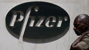 A man walks past a sign outside Pfizer Headquarters in the Manhattan borough of New York City, New York (REUTERS/Carlo Allegri/File Photo) A man walks past a sign outside Pfizer Headquarters in the Manhattan borough of New York City, New York (REUTERS/Carlo Allegri/File Photo)